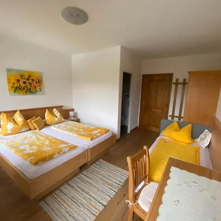 Familienbauernhof Strassbauer Κατάλυμα σε φάρμα