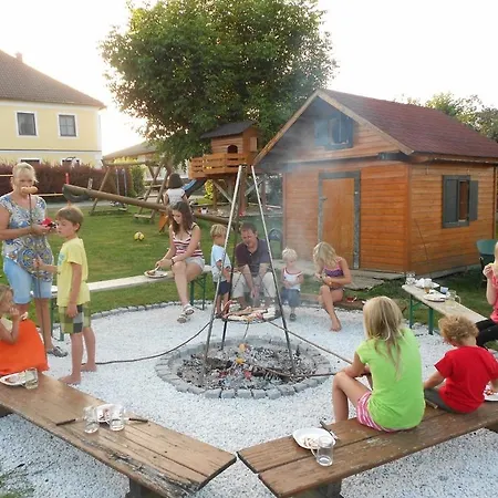 Familienbauernhof Strassbauer Κατάλυμα σε φάρμα