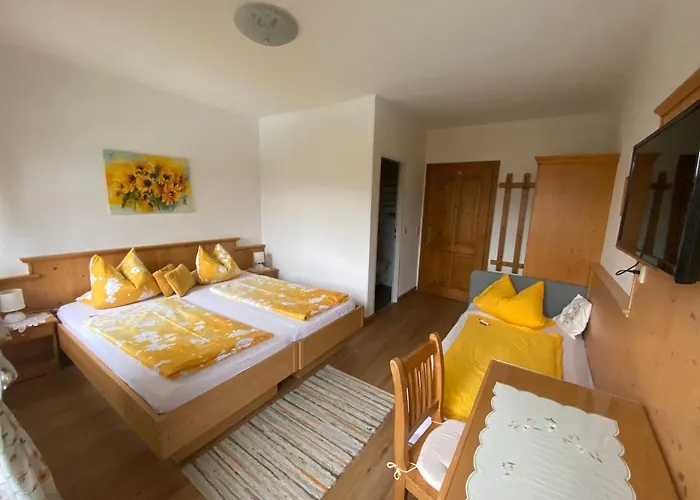 Familienbauernhof Strassbauer Lantgård