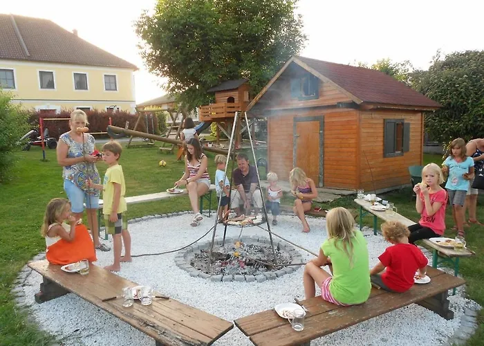 Familienbauernhof Strassbauer Lantgård