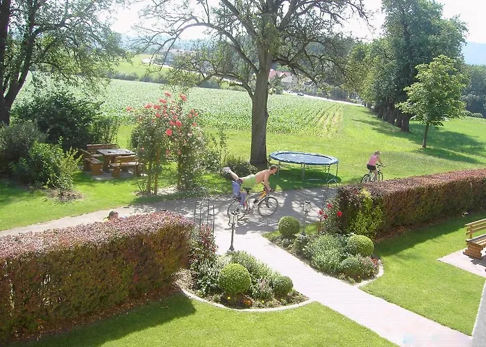 Familienbauernhof Strassbauer Lantgård