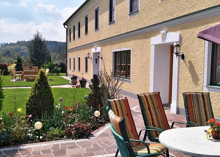 Familienbauernhof Strassbauer Lantgård